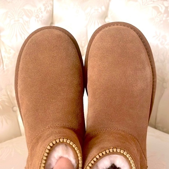 Brand New UGG Mini Florence Slip On Sheepskin Wool Boots Chestnut w/ Gold Tone - Picture 14 of 15